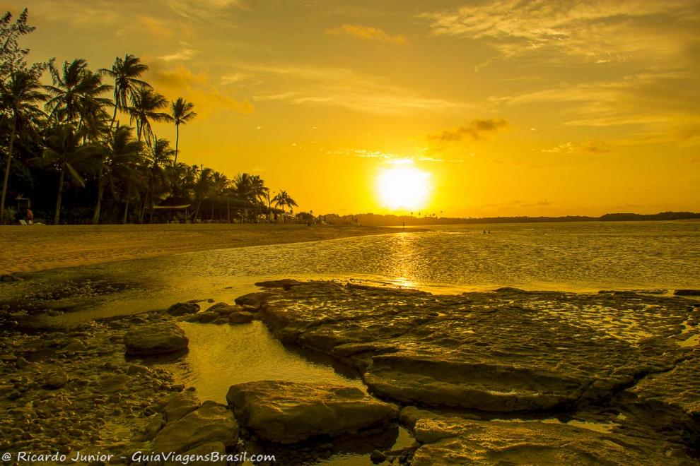 Imagem do pôr do sol fascinante da bela praia na Ilha de Boipeba.